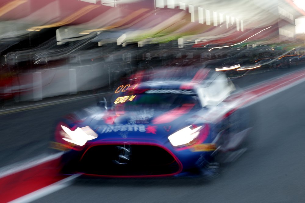 Charles Dawson tops the GTWC Europe Portimão Bronze Test for 2Seas Motorsport, ahead of Darren Leung and Kessel's Dustin Blattner.